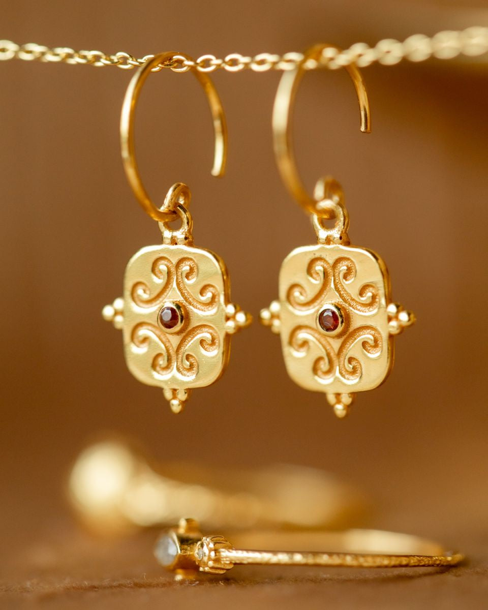 muja juma Naïma Garnet Earrings - Precious Sparkle