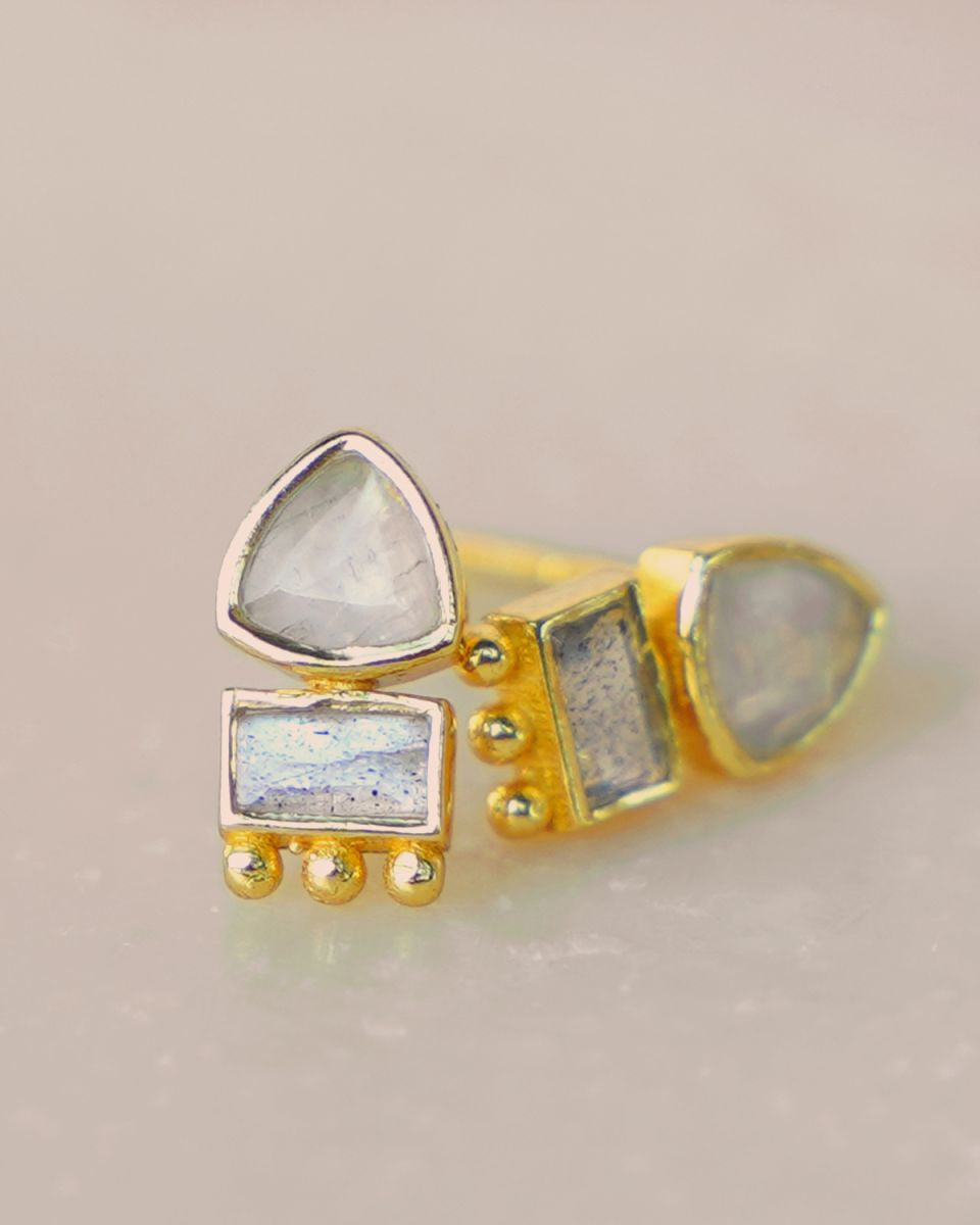 muja juma Stud Earrings White Moonstone & Labradorite