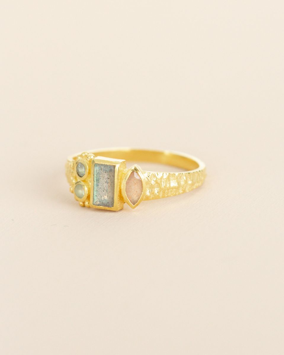 muja juma Zhar Labradorite Ring - Precious Sparkle