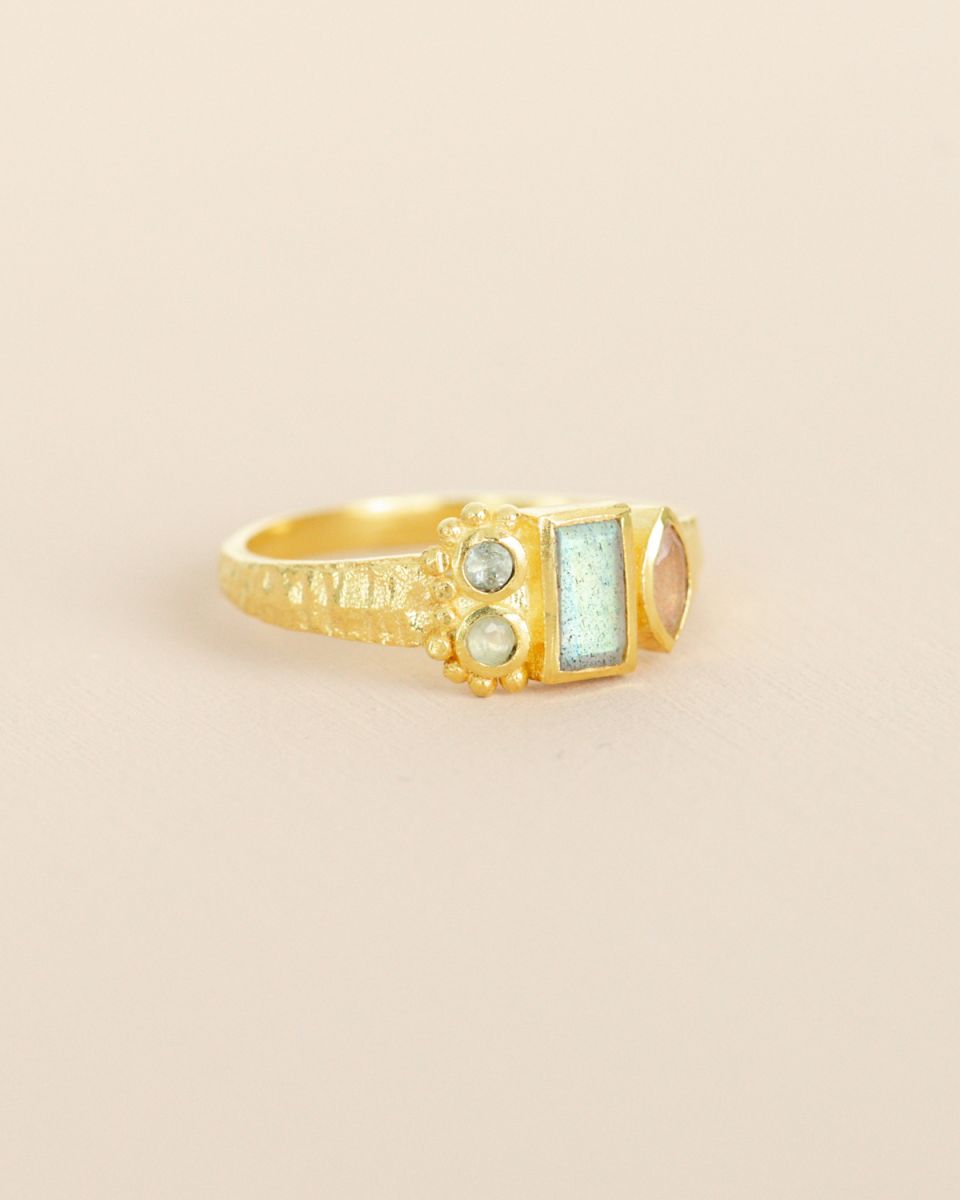 muja juma Zhar Labradorite Ring - Precious Sparkle