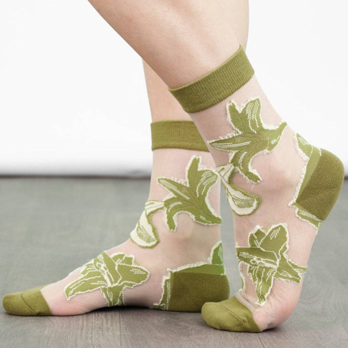 Women's Sheer Ankle Socks Green Floral